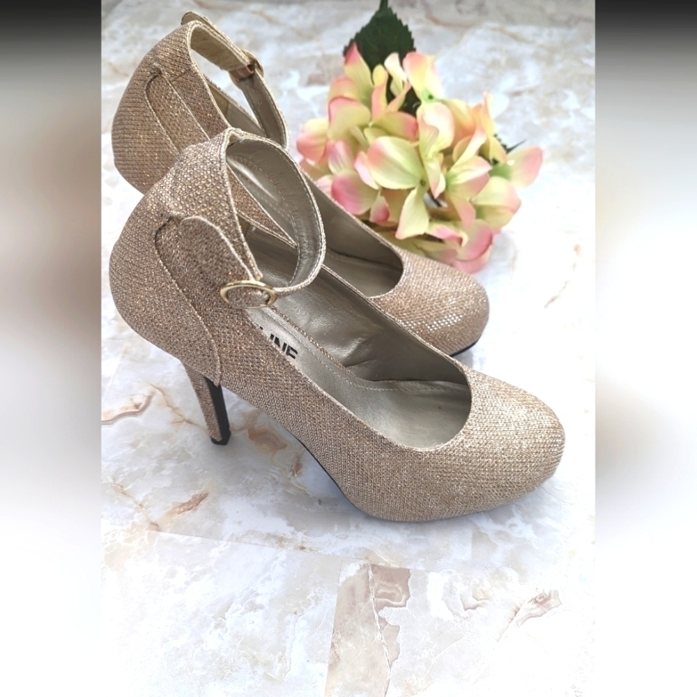Madeline Girl Women’s Gold High Heels Size 7M